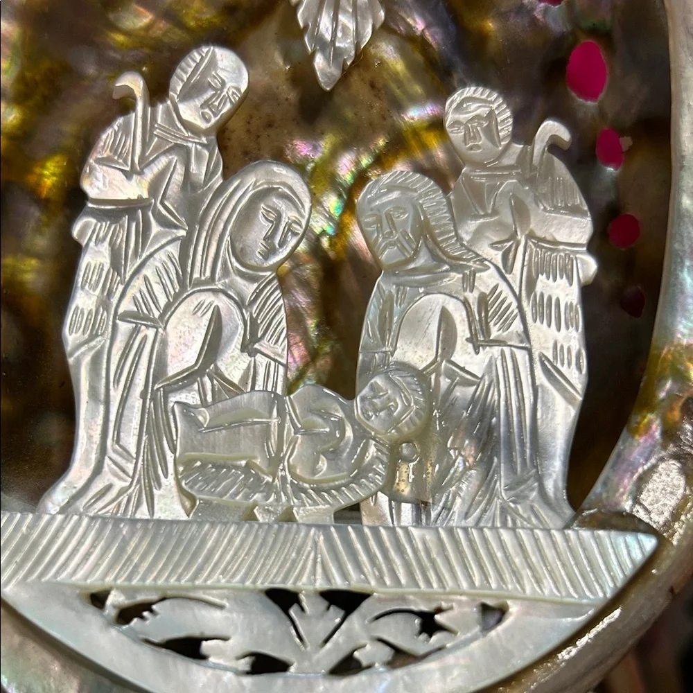 Mother-of-Pearl Nativity Scene Shell – Hand-Carved Sacred Elegance| Abalone - Picture 4 of 16